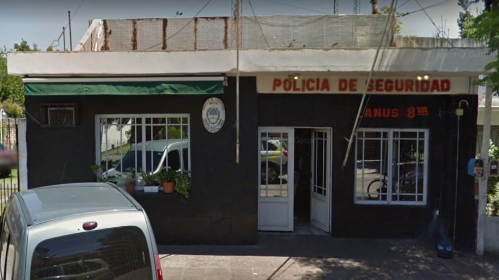 Los efectivos policiales de la comisaría de Villa Obrera buscan a los autores del asesinato.