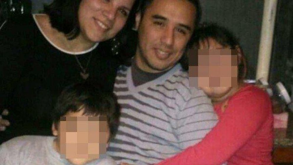 Pablo Flores, el colectivero asesinado, en una foto junto a su familia.