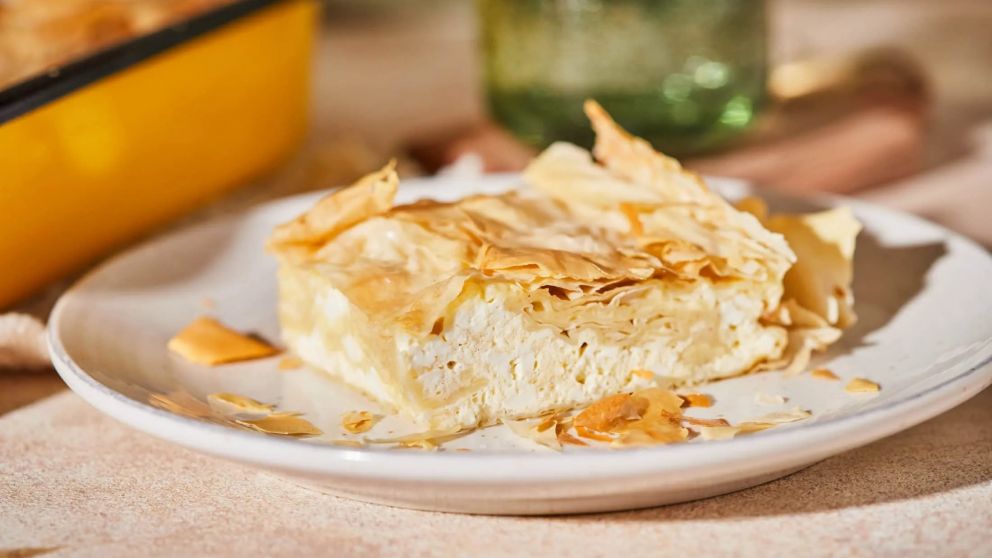 Receta paso a paso para hacer "Gibanica", la deliciosa tarta de queso y masa hojaldrada oriunda de Serbia.