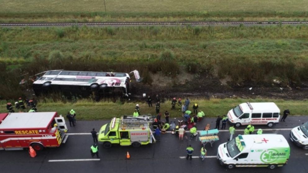 Volcó un micro en la Ruta 2 (Gentileza La Capital de Mar del Plata).