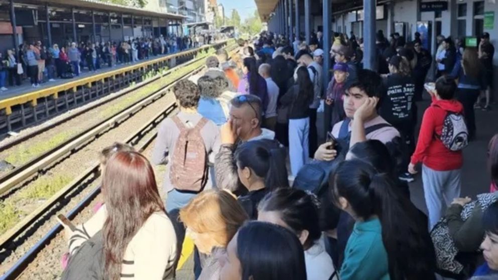 Miles de usuarios atraviesan, como casi todos los días, dificultades para llegar a su lugar de trabajo, estudio o centro médico.