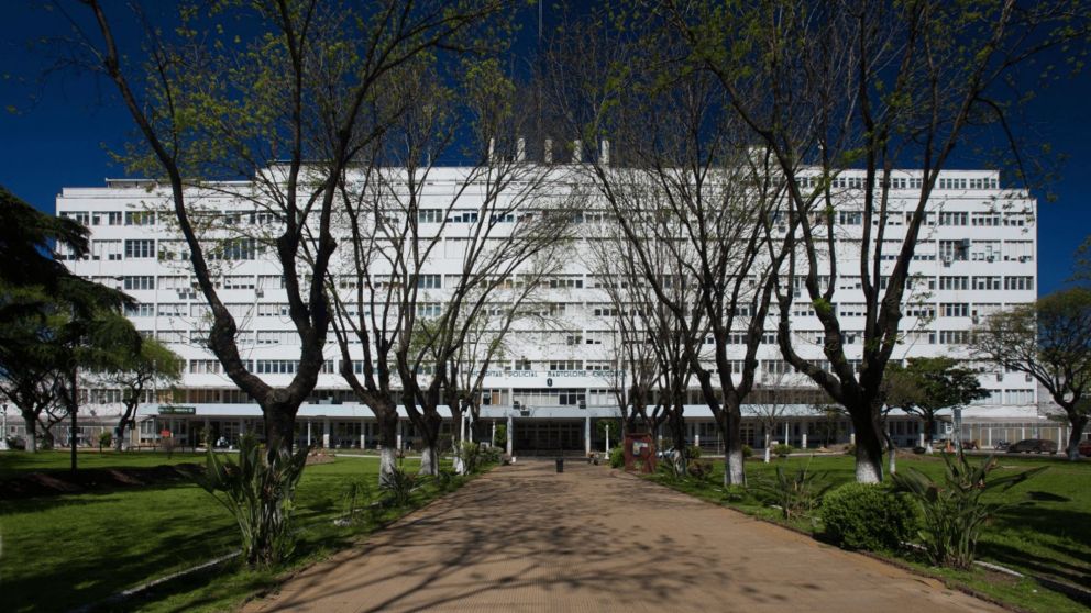 La policía fue operada de urgencia y murió horas después.