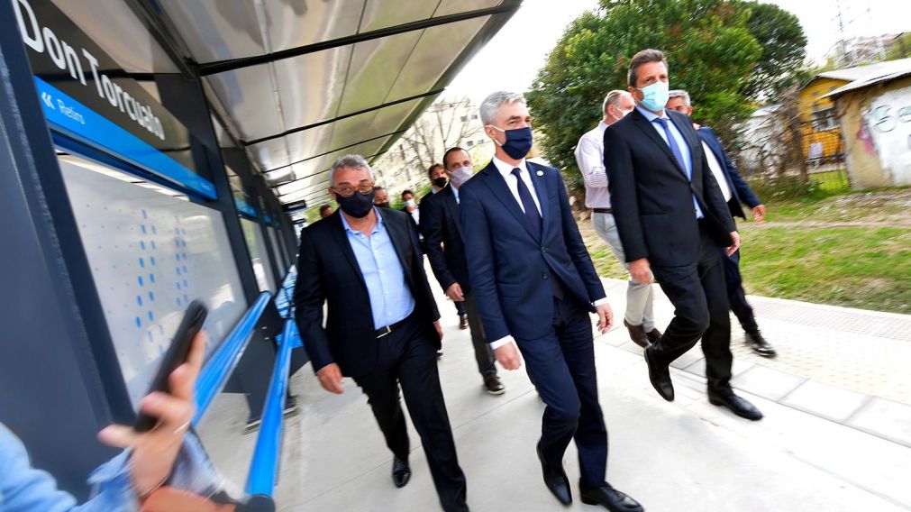 Julio Zamora, Mario Meoni y Sergio Massa, recorriendo la remodelada estación.