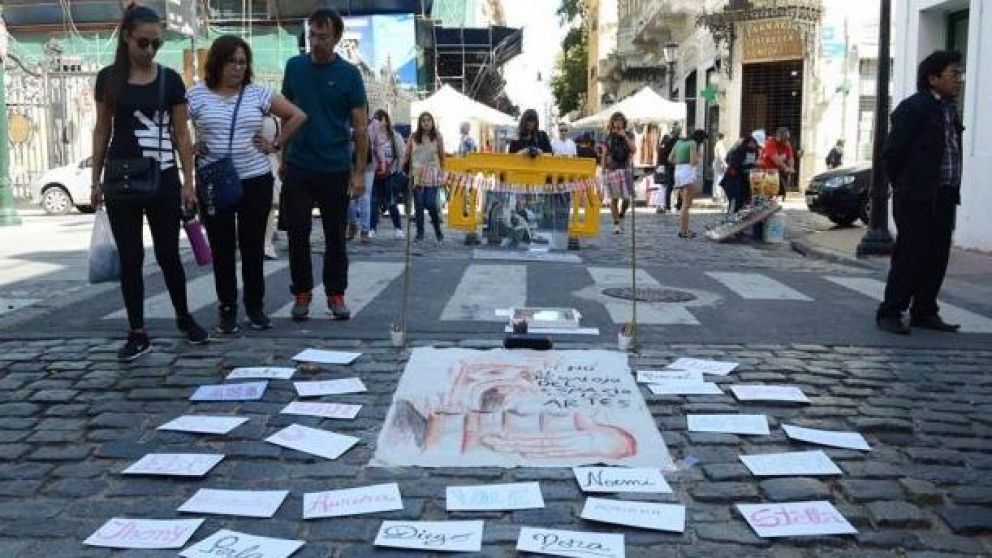Trabajadores feriantes, artesanos y manualistas, reclaman la reapertura de las ferias porte�as.
