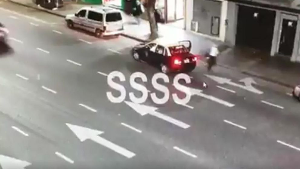 La imagen muestra el escape de la mujer del taxi (Captura de video).