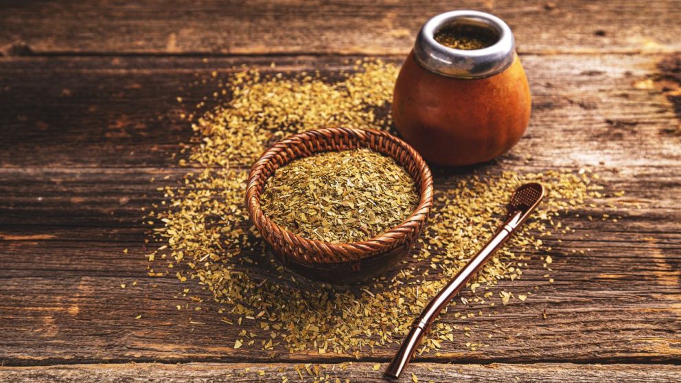 La tradicional práctica de tomar mate se reinventa ante la pandemia de coronavirus.