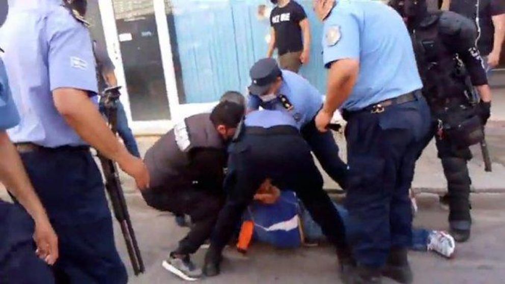 Así detenían a uno de los choferes que se fue a manifestar. (Captura video)