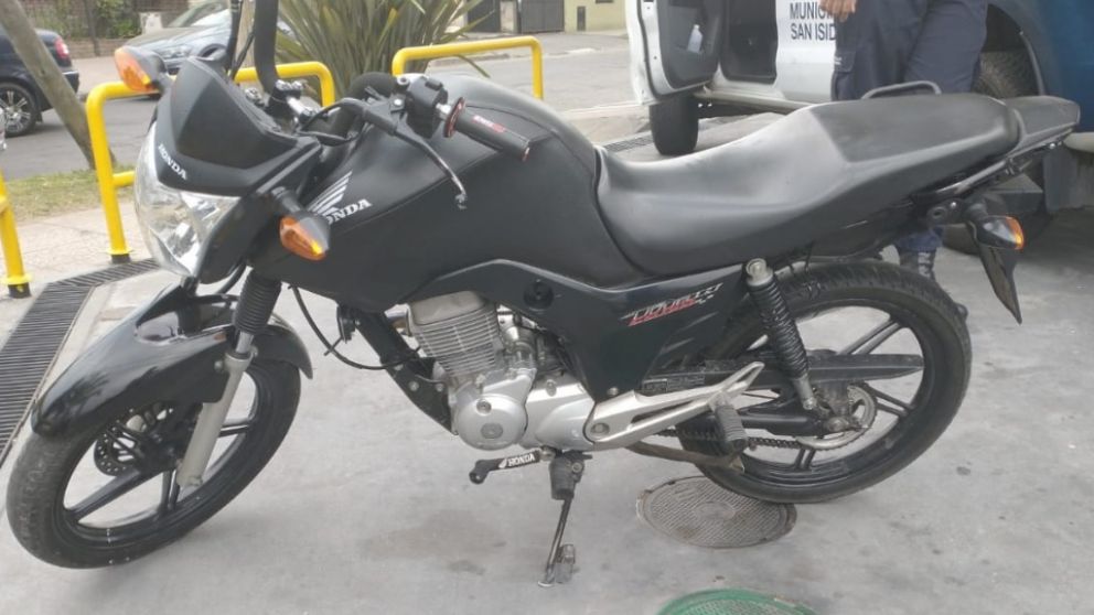 La motocicleta en la que se movilizaban los delincuentes fue secuestrada por la Policía.