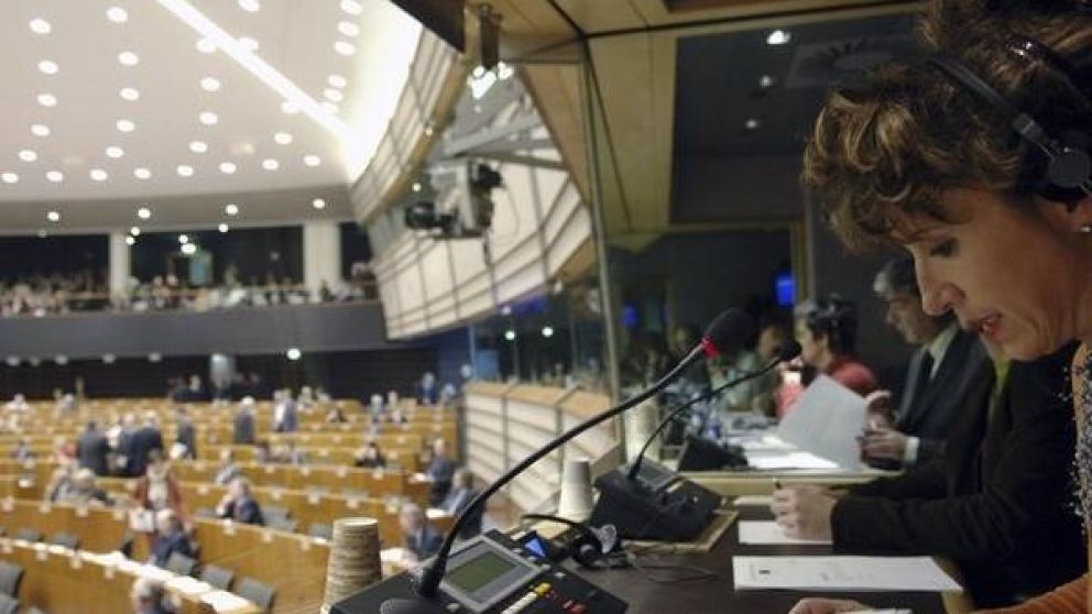 La ONU emplea el grupo más grande de trabajadores lingüísticos, quienes se encargan de traducir las publicaciones a 6 idiomas.
