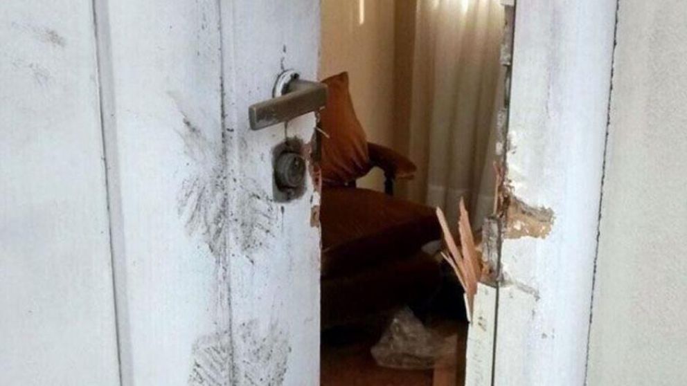 Los delincuentes destrozaron el departamento y se llevaron un botín valuado en 300 mil pesos (Twitter).