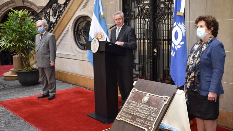 El canciller, Felipe Solá, encabezó el acto oficial por el Día del Diplomático argentino (@felipe_sola).