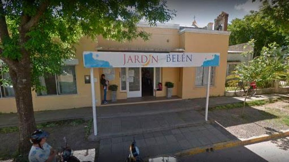 Los acusados son el Sacerdote a cargo del Jardín, el portero y la preceptora.