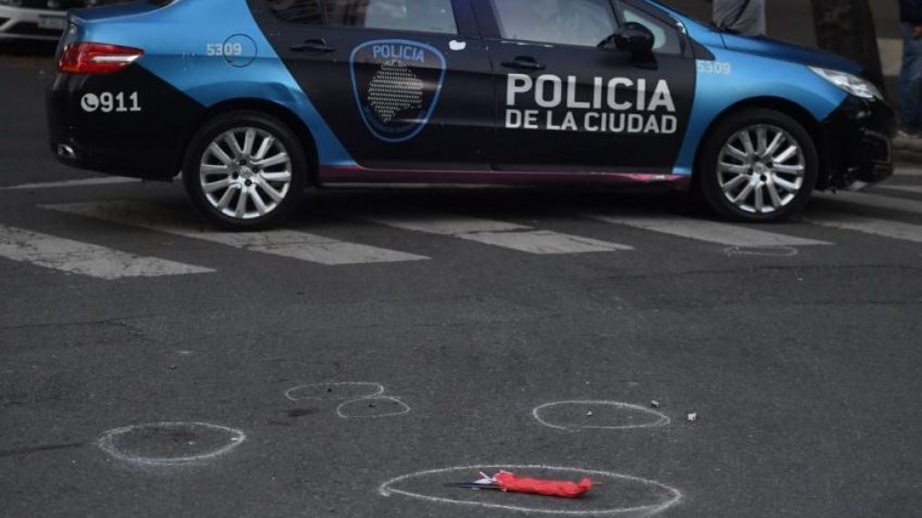 El arma blanca con la que fue muerto el agente de policía (Télam).