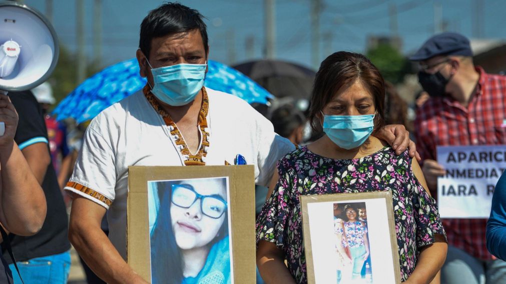 Los padres de Iara Sabrina Rueda, en una de las marchas pidien por su aparición con vida.
