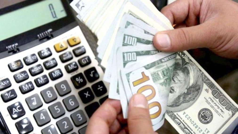 Los bancos retomaron la venta de dólares: el oficial cerró a $80 y el "blue" en $144.