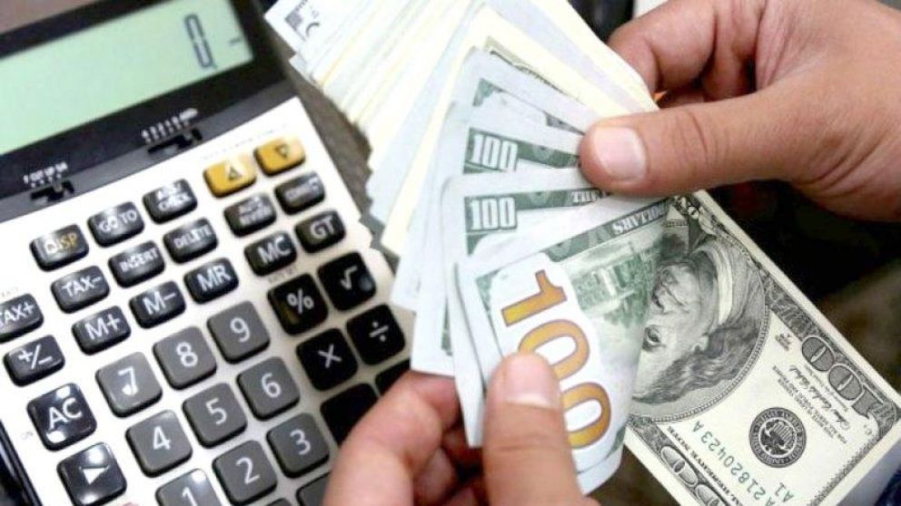 Los bancos retomaron la venta de dólares: el oficial cerró a $80 y el "blue" en $144.