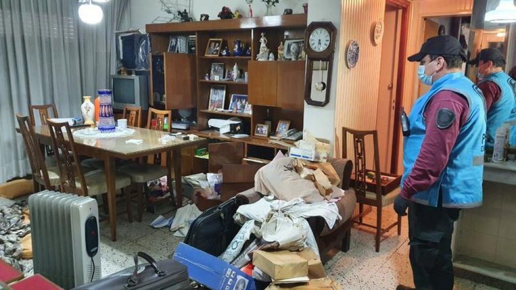 Así quedó el departamento de la mujer tras el robo.