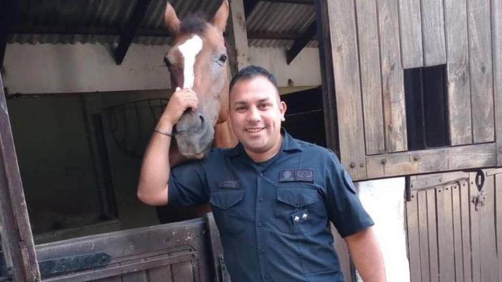 El inspector Juan Roldán, falleció por una herida de arma blanca en el pecho.