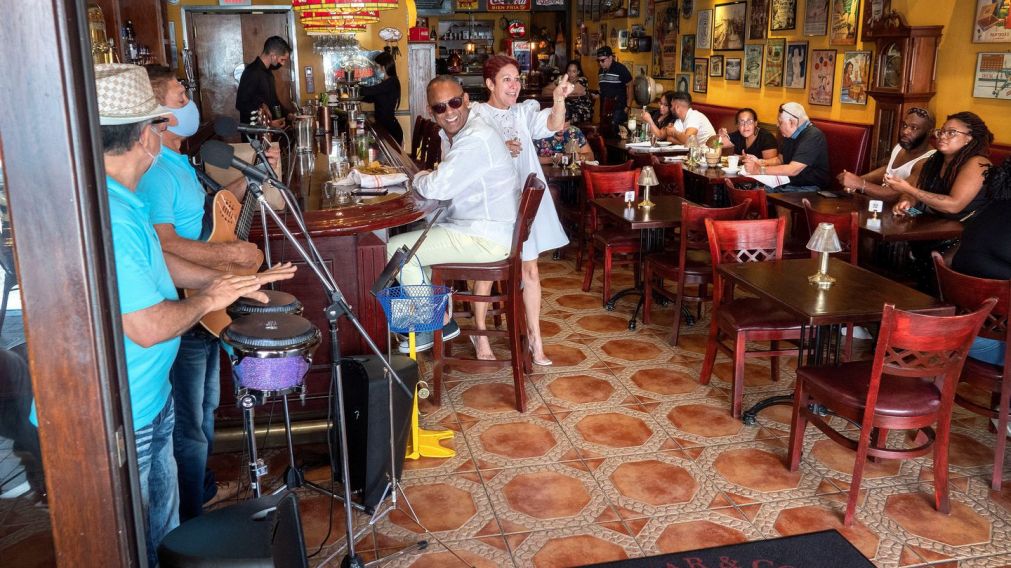 Un bar de Pequeña Habana recibió sus primeros clientes.