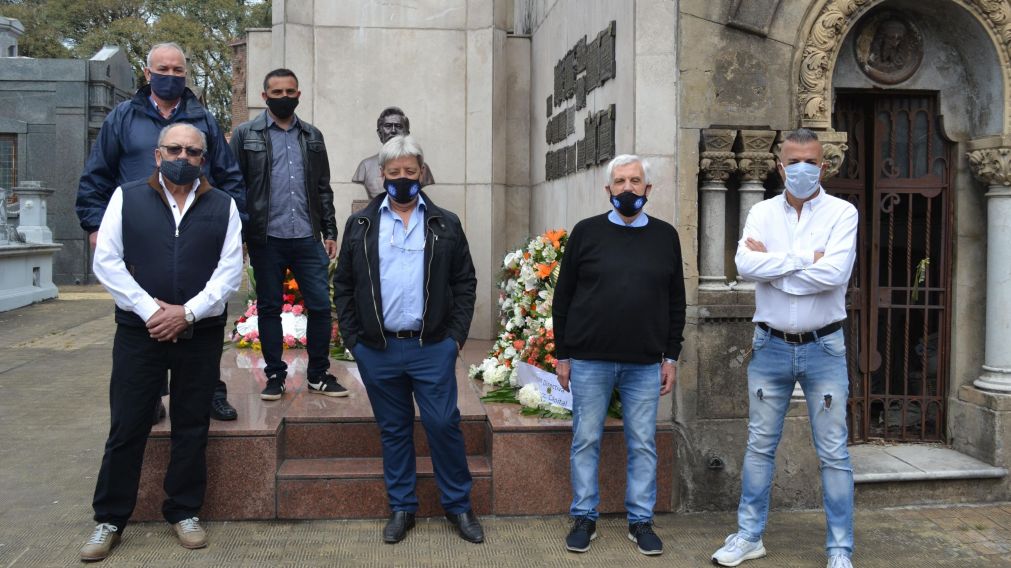 Los dirigentes, encabezados por Antonio Caló, visitaron el cementerio de la Chacarita.