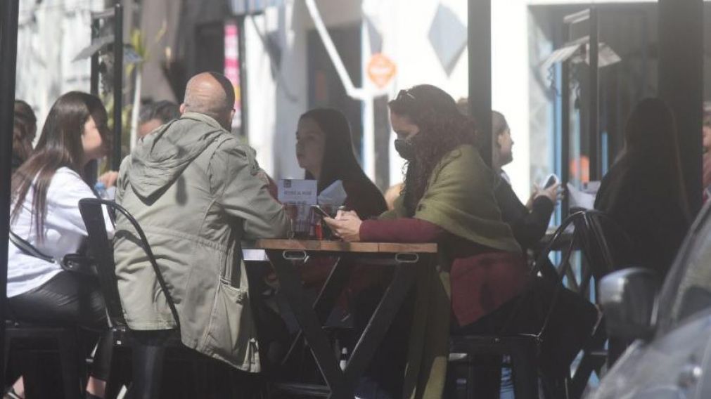 Multas por ir a bares y restaurantes de la Ciudad.(Cr�nica/Pablo Vill�n)