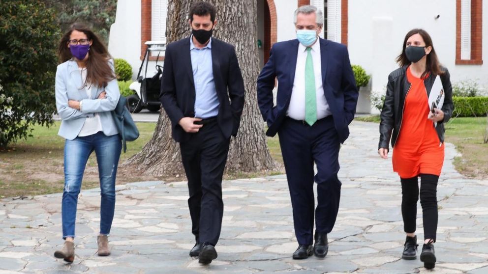 El presidente Fernández, junto a De Pedro, Gómez Alcorta y Raverta, en el lanzamiento del programa Acompañar.