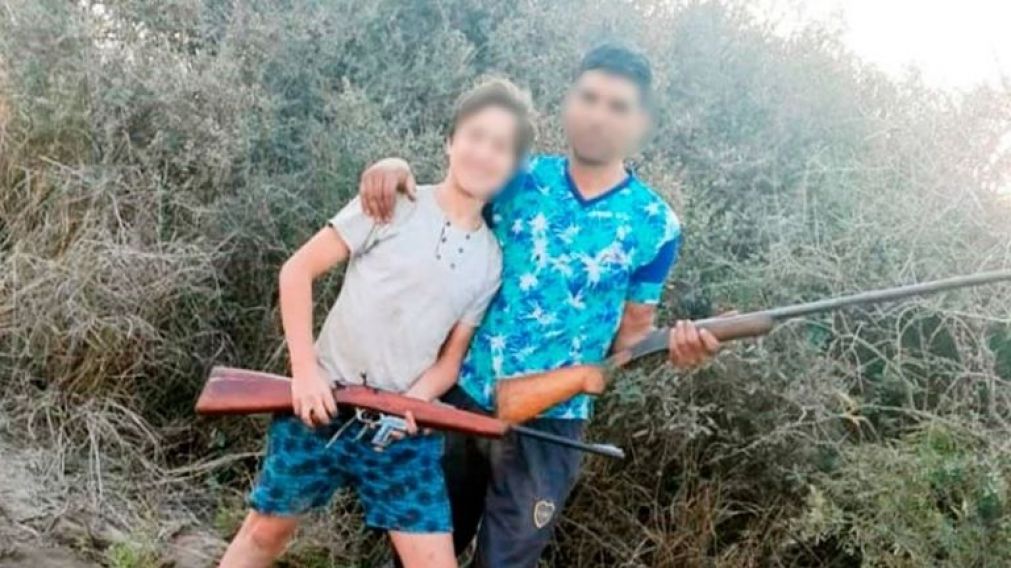 Mataron a aguar� guaz� y lo mostraron como "trofeo de guerra".