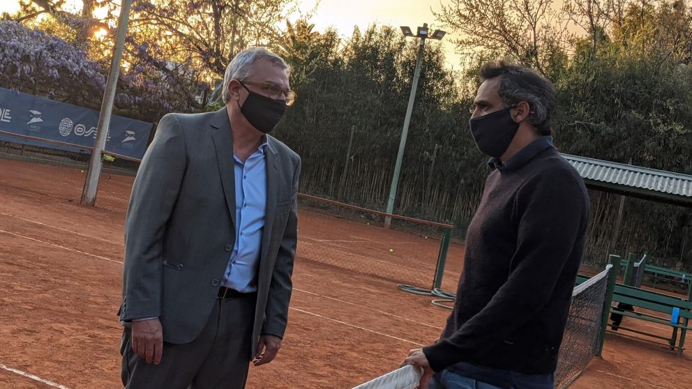 Julio Zamora y Mariano Zabaleta monitorearon el cumplimiento del protocolo sanitario para la práctica de tenis en Tigre.