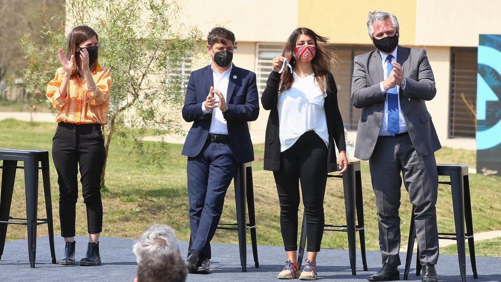 El gobernador bonaerense, Axel Kicillof, junto al presidente, Alberto Fernández, durante el acto en San Antonio de Areco.