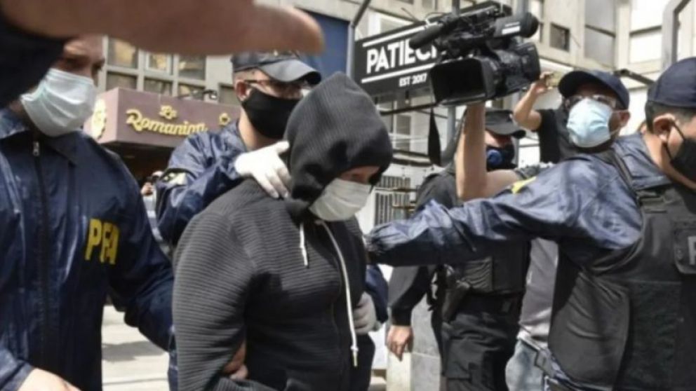 El profesor, en el momento de ser detenido en su domicilio.