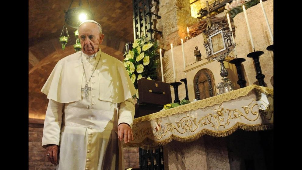 El Papa frente a la tumba de San Francisco de Asis.