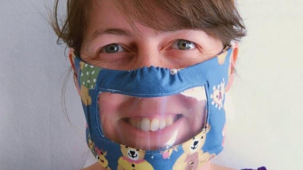 Los defensores de los derechos de las personas sordas promueven el uso de tapabocas transparentes, claves para la inclusión de los sordos.