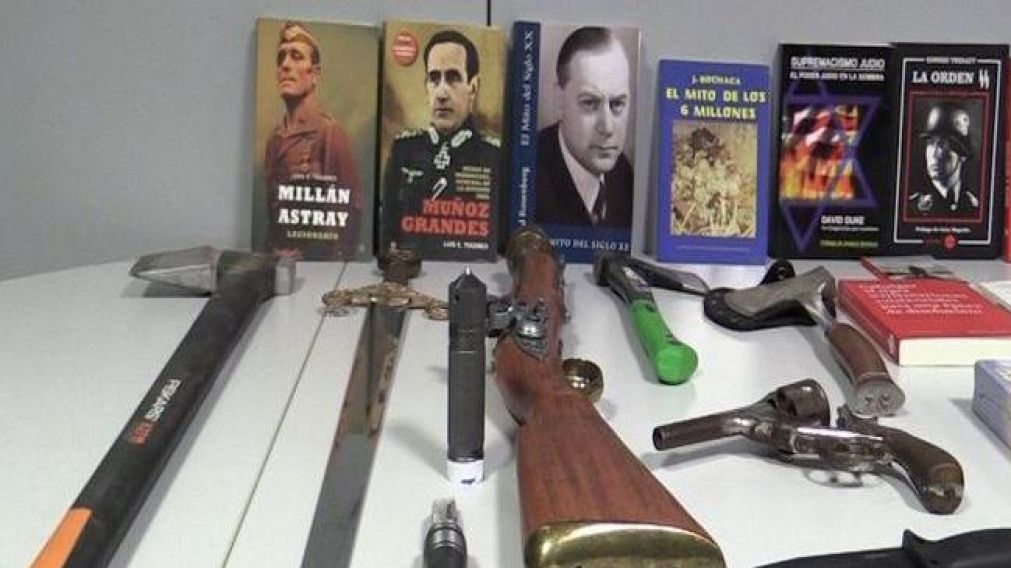 Uno de los detenidos estaba creando un arsenal de aramas (Captura video).