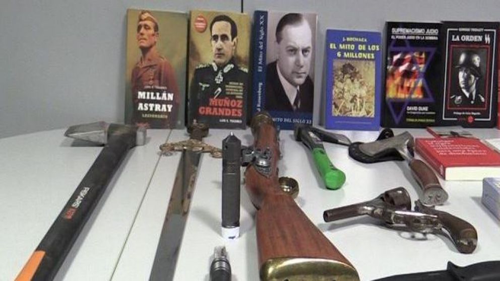 Uno de los detenidos estaba creando un arsenal de aramas (Captura video).