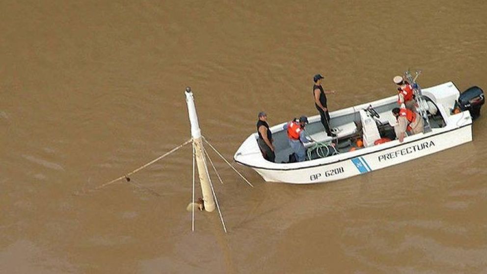 Personal de Prefectura en la zona dónde estarían los chicos desaparecidos.
