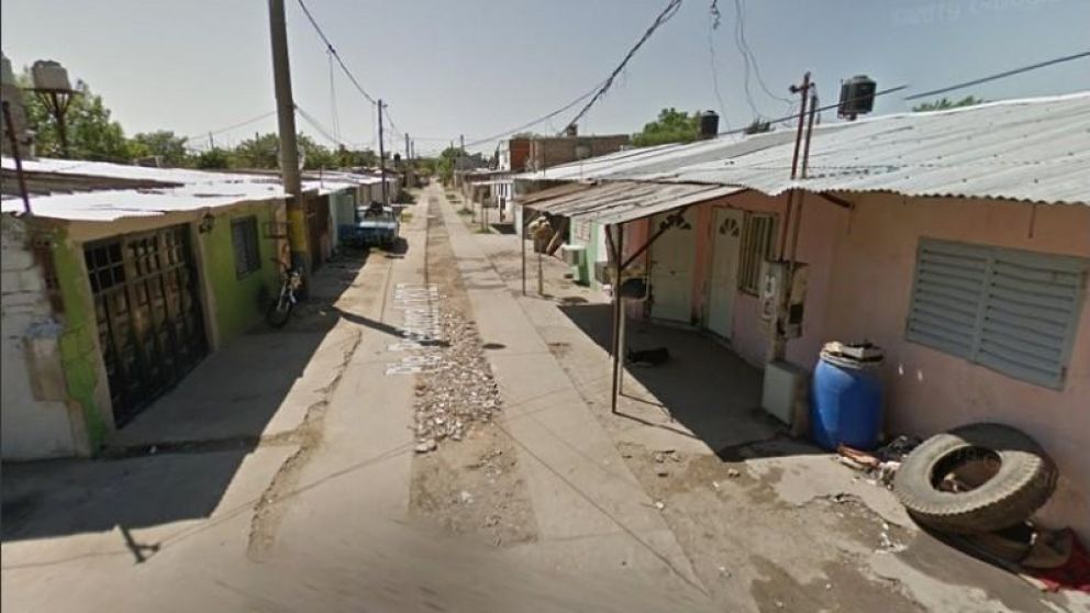 La fiesta clandestina se realizó en una de las viviendas de este callejón. (Google Street View)
