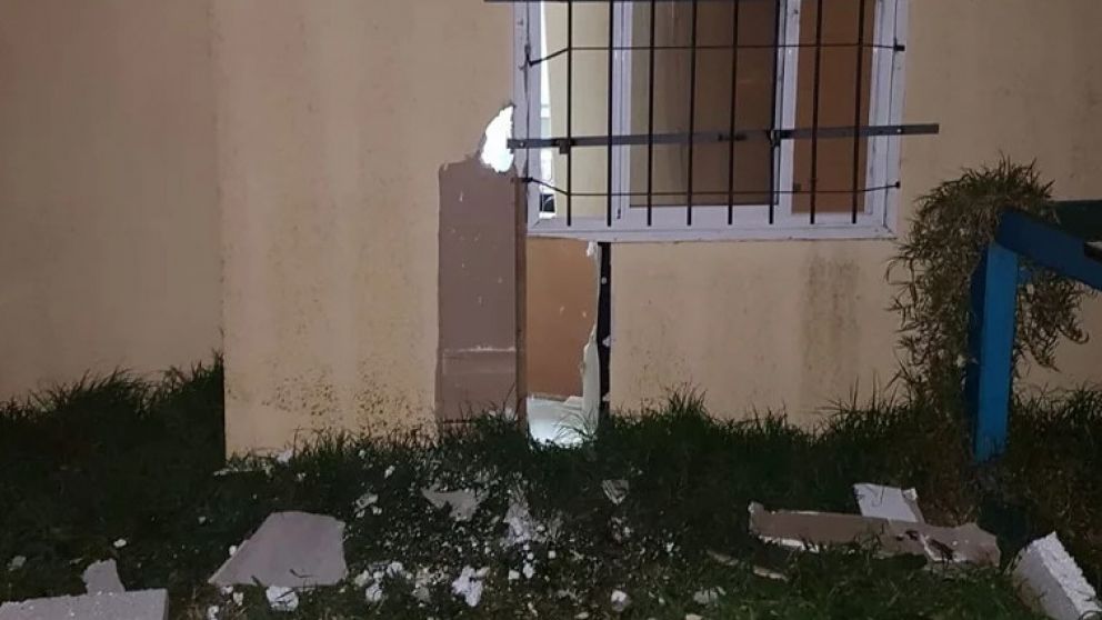 El boquete que hizo el malviviente.