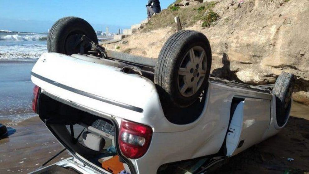El auto cayó por un acantilado en Mar del Plata esta mañana.