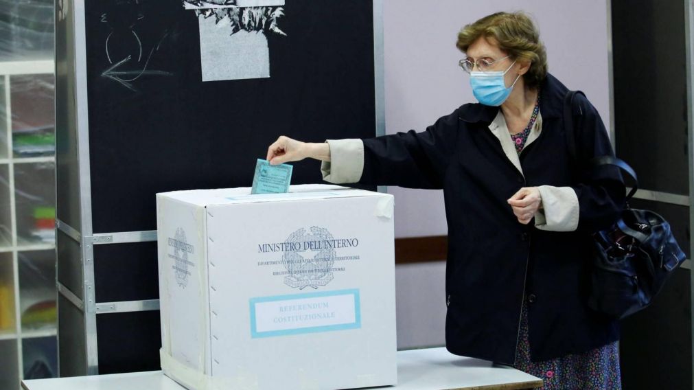 Los italianos votan si reducen o no la cantidad de legisladores.