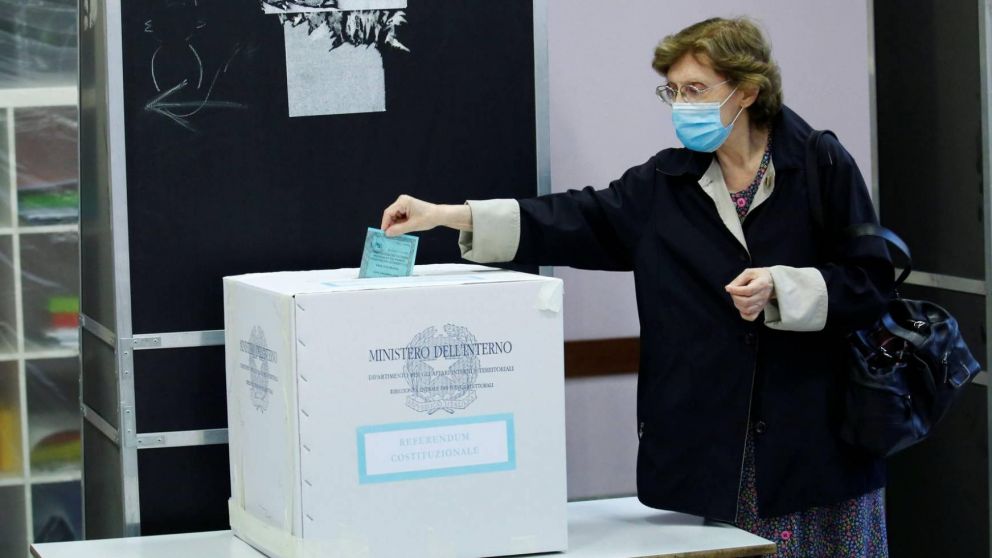 Los italianos votan si reducen o no la cantidad de legisladores.