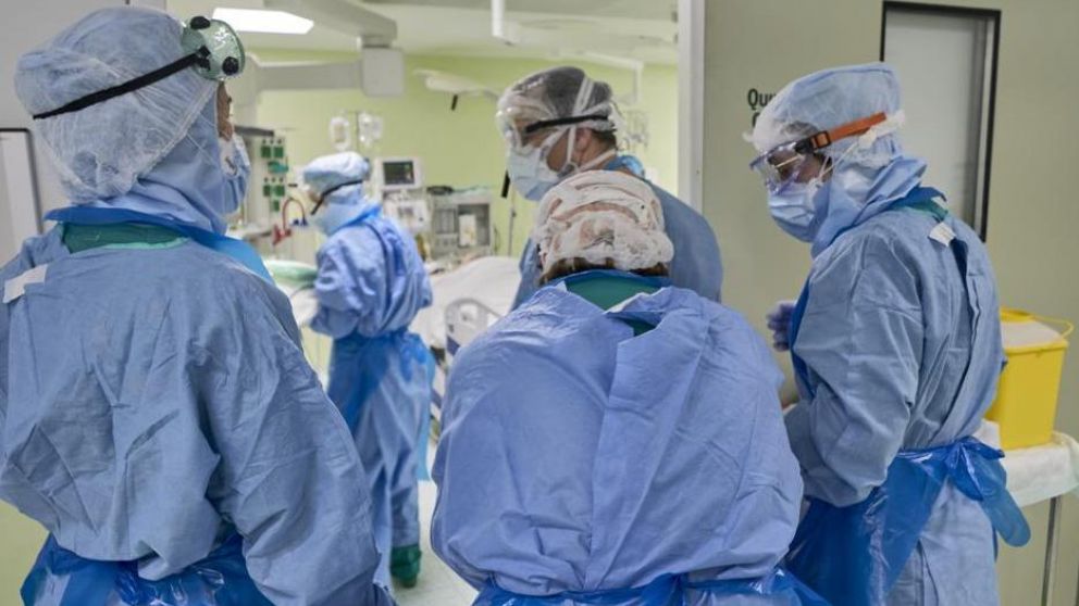 Profesionales de la salud, primera línea de batalla frente al coronavirus (Gentileza La Vanguardia).