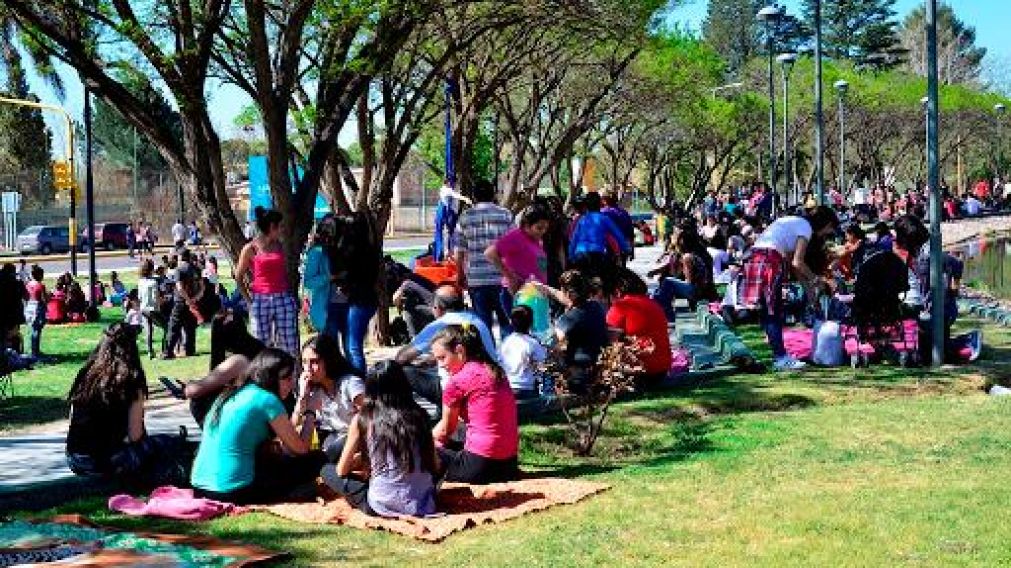 Tradición de los jóvenes, reunirse en los parques.