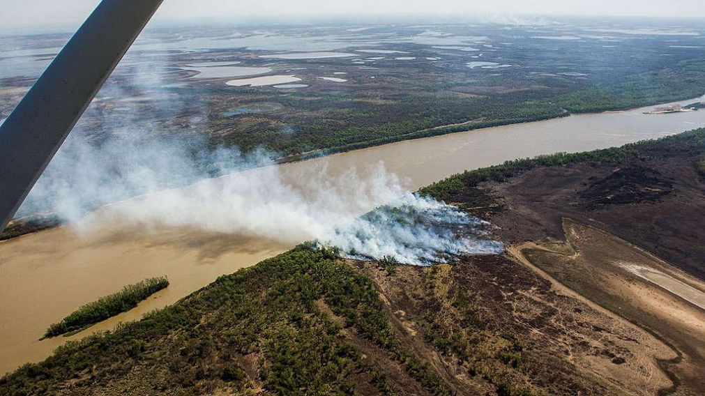 En el área del Delta del Paraná se desplegaron un avión hidrante y un helicóptero del Ejército.