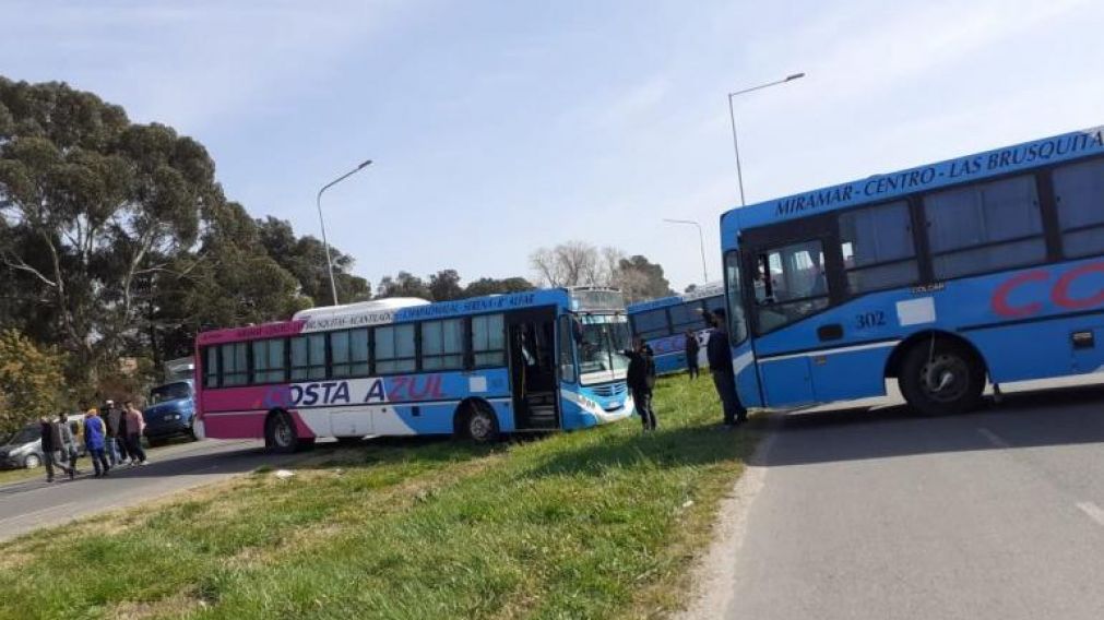 Los micros cortando la Autov�a 2 en la entrada a Mar del Plata. 