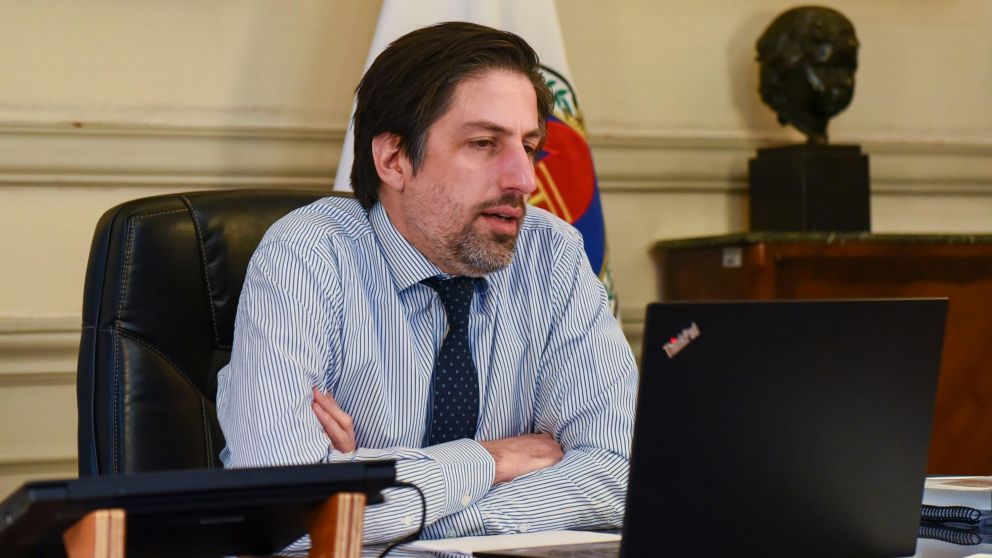 El ministro de Educación, Nicolás Trotta, haciendo una videoconferencia con el gobernador de La Pampa Sergio Ziliotto.