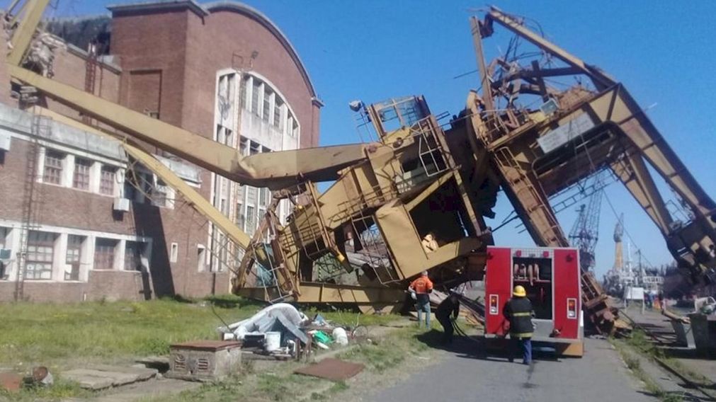 Cayó una grúa sobre un galpón en Astillero Río Santiago y hubo tres heridos.