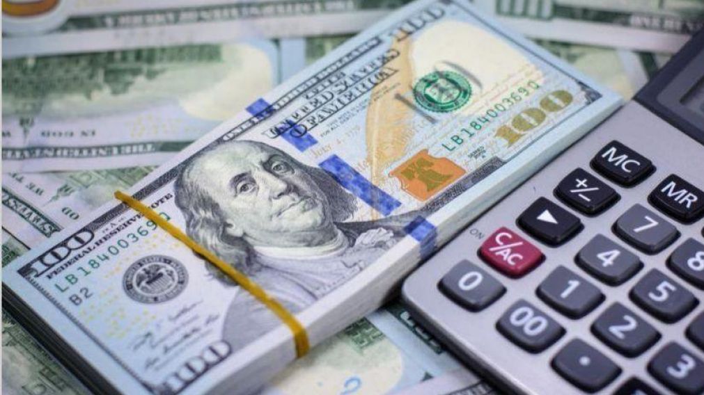 El dólar arrancaría hoy de $130 y quedaría igual al blue, que podría escaparse.