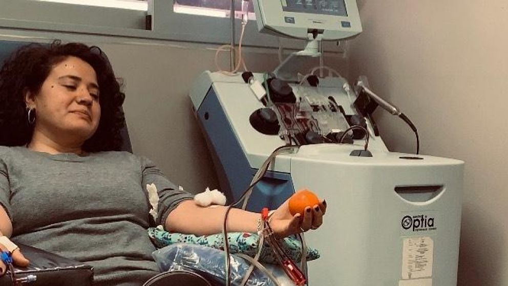 Anabel ya va por su tercera extracción de plasma para ayudar a otros pacientes.