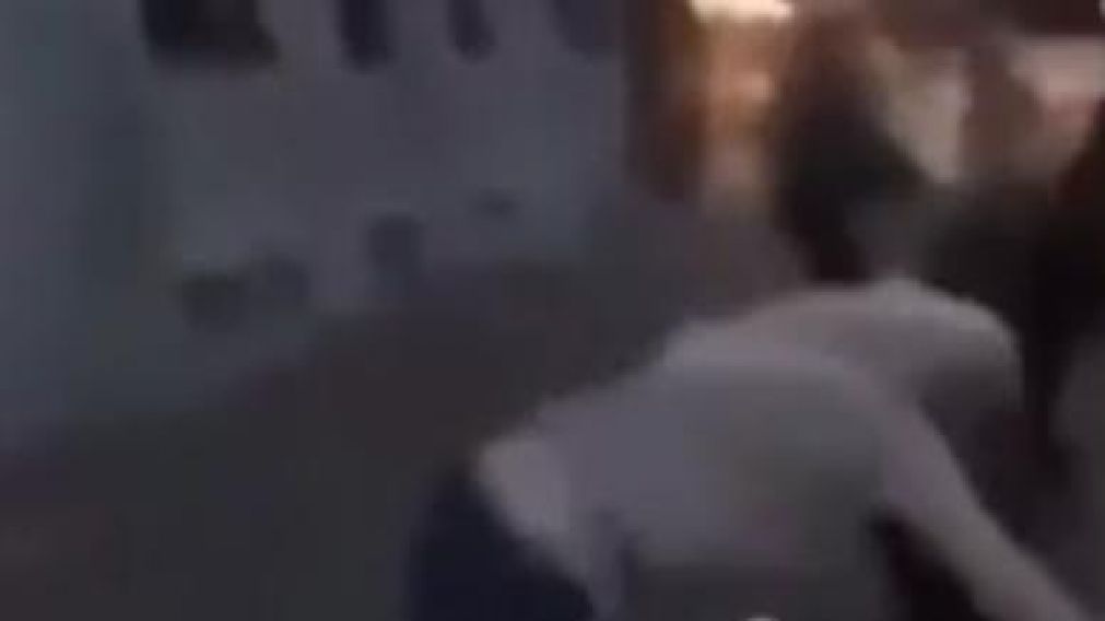 Noqueó de una piña a una mujer en la calle y publicó el video en redes sociales. (Captura de video)