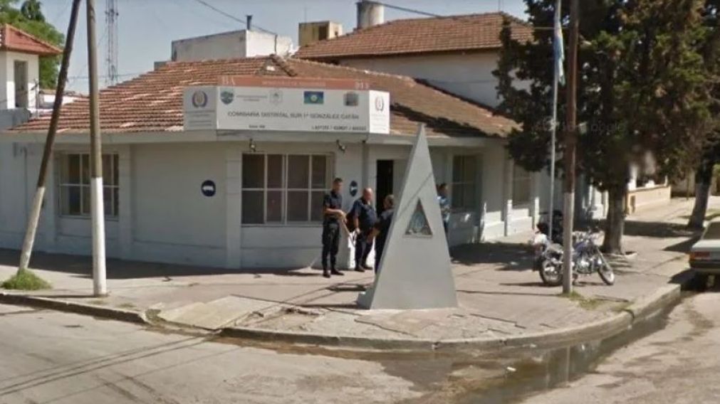 Efectivos policiales de la comisaría de González Catán buscan al responsable del asesinato.